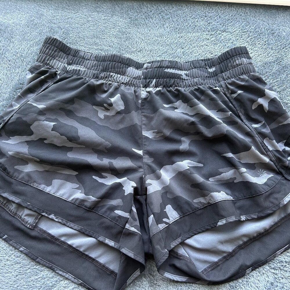 Athleta Mesh Racer Run Short 4" Camo EUC